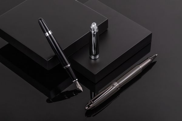 Fountain pen Icon - 1